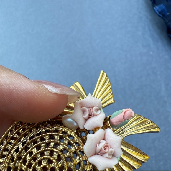 Vintage 1928 co. Victorian Gold Hat Brooch with Delicate Porcelain Rose Flowers - Picture 10 of 15